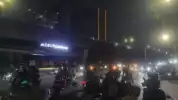 Hingga Jumat Dini Hari, Massa Masih Berkerumun di Sekitar Slipi
