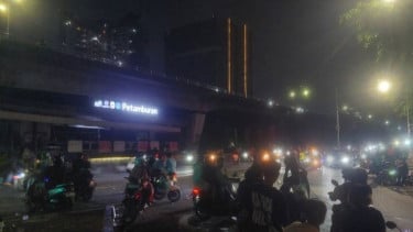 Hingga Jumat Dini Hari, Massa Masih Berkerumun di Sekitar Slipi