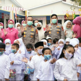 Kapolda Sumsel Bagi-bagi Ribuan Masker untuk Masyarakat Demi Cegah Dampak Asap Karhutla