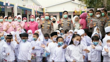 Kapolda Sumsel Bagi-bagi Ribuan Masker untuk Masyarakat Demi Cegah Dampak Asap Karhutla