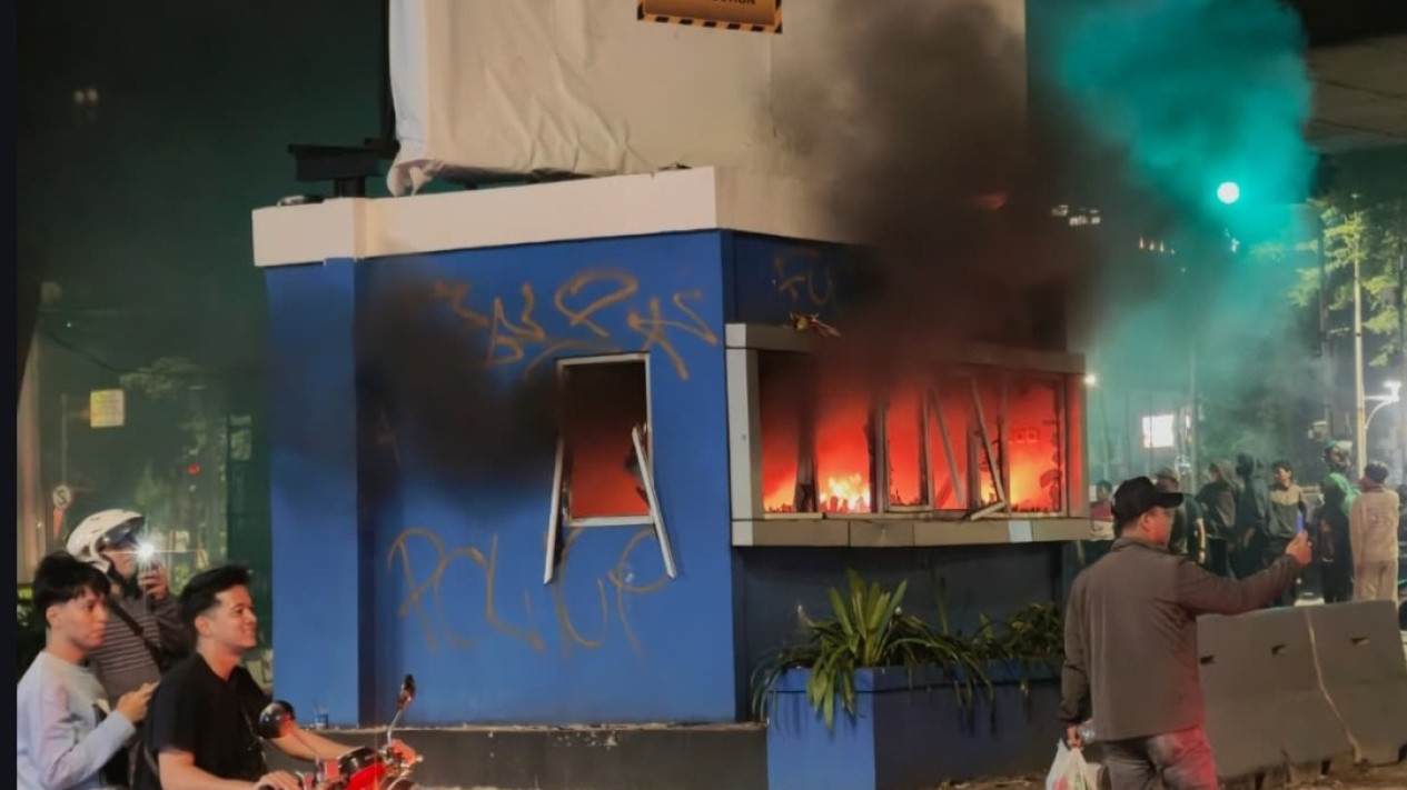 Kerusuhan Slipi Sisakan Kerusakan, Motor Hingga Pos Polisi Dibakar
            - galeri foto