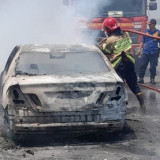 Mobil Camry Hangus Terbakar di Tol MBZ KM 38