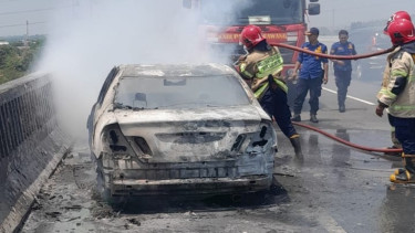 Mobil Camry Hangus Terbakar di Tol MBZ KM 38