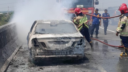 Mobil Camry Hangus Terbakar di Tol MBZ KM 38