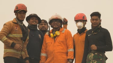 Ferry Irwandi Kembali Bikin Gebrakan di Kalimantan Barat, Kini Turut Padamkan Karhutla di Ketapang