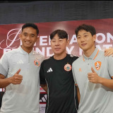 Rizky Ridho Kebingungan Lihat Shin Tae-yong Asyik Ngobrol Bahasa Korea dengan Pemain Brisbane Roar
