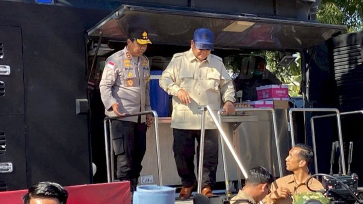 Potret Presiden Prabowo Bersama Kapolda NTT Kunjungi Posko Pengungsian Korban Gempa
            - galeri foto