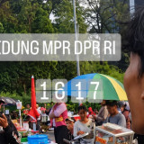 Momen Kocak di Tengah Massa Aksi Demo 27 Agustus, Kurir ini Antarkan Paket COD yang Titiknya di Depan DPR Viral