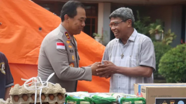 Pascagempa Flores: Kapolda NTT dan Bhayangkari Bersihkan Gereja, Salurkan Bantuan ke Keuskupan Agung Ende