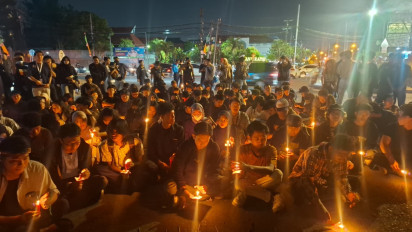 Refleksi atas Kondisi Bangsa, Massa Gelar Aksi Nyalakan Lilin dan Tabur Bunga di Kawasan Boulevard UGM Yogyakarta
