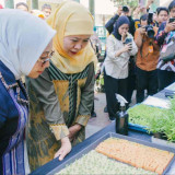 Gubernur Khofifah bersama Menteri PPPA Hadiri Pameran Produk SIKAP SMA, SMK dan SLB Se-Kabupaten Jombang