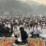 Ribuan Warga Pontianak Ikuti Shalat Istisqa dan Doa Memohon Hujan di Tengah Kabut Asap