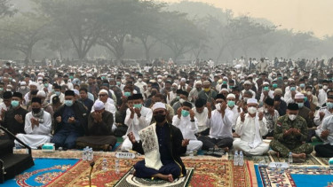 Ribuan Warga Pontianak Ikuti Shalat Istisqa dan Doa Memohon Hujan di Tengah Kabut Asap