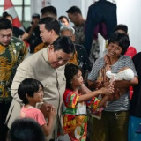 Saat Prabowo Malam-malam Sambangi Hunian Baru Warga Senen, Anak-anak Sontak Kerumuni Presiden