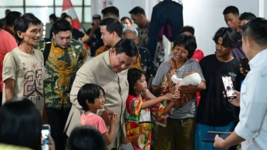 Saat Prabowo Malam-malam Sambangi Hunian Baru Warga Senen, Anak-anak Sontak Kerumuni Presiden