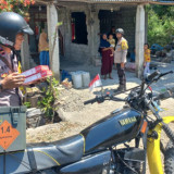 Ramai-ramai Menggunakan Motor, Personil Polres Manggarai Timur Salurkan Bantuan Polri ke Kampung Golo Nila