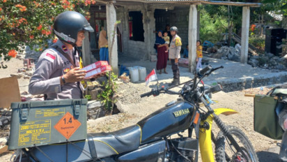 Ramai-ramai Menggunakan Motor, Personil Polres Manggarai Timur Salurkan Bantuan Polri ke Kampung Golo Nila