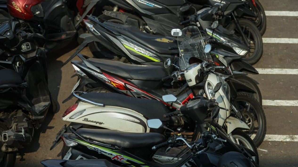Warganya Viral Dipalak Rp1 Juta saat Ambil Motor Barang Bukti Kecelakaan, Kapolrestabes Surabaya Murka: Mutasikan, Demosi!
            - galeri foto