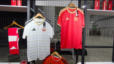 Melihat Lebih Dekat Jersey Baru Tiga Garis Milik Persija Jakarta untuk Super League 2026-2027