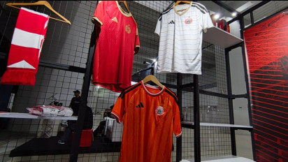 Melihat Lebih Dekat Jersey Baru Tiga Garis Milik Persija Jakarta untuk Super League 2026-2027