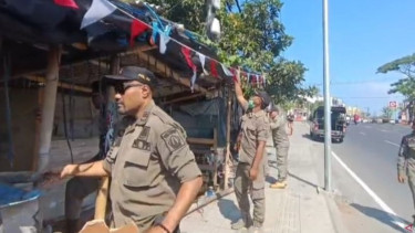 Bangunan Liar di Trotoar Ditertibkan