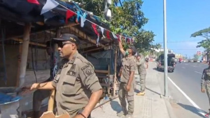 Bangunan Liar di Trotoar Ditertibkan