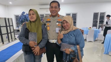 Kakorlantas Polri Santuni Janda Ojol Korban Laka, Irjen Wibowo: Duka Kalian Tak Sendiri