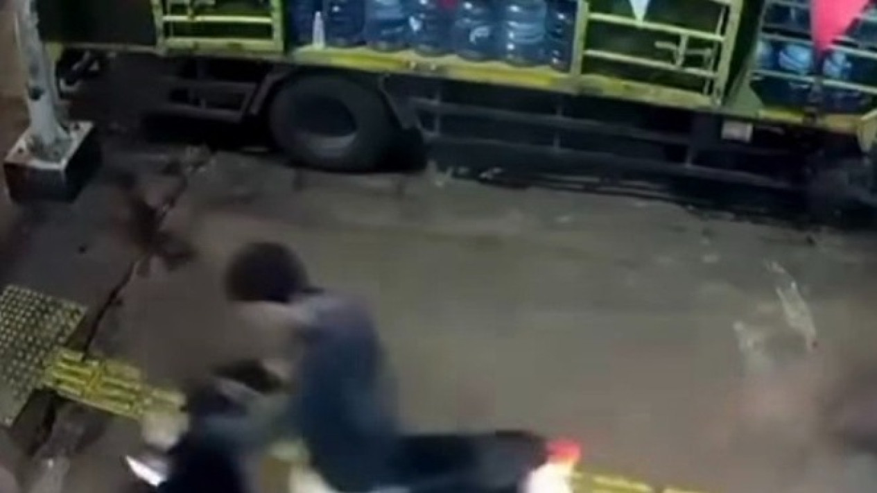 Dua Pemuda Jadi Korban Begal Motor hingga Terjatuh di Warung Air Mineral Tebet, Korban-Pelaku Saling Kenal
            - galeri foto