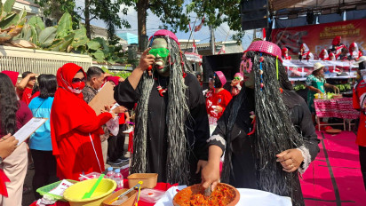Semarak HUT ke-81 RI di Gresik, Lomba Uleg Sambal Hadirkan Peserta Berkostum Mak Lampir