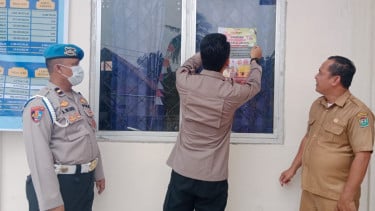Cegah Karhutla, Polda Sumsel Gelar Sosialisasi Door to Door Sekaligus Salurkan Bansos