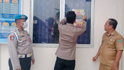 Cegah Karhutla, Polda Sumsel Gelar Sosialisasi Door to Door Sekaligus Salurkan Bansos