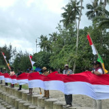 Warga Distrik Amar Mimika Bentangkan Bendera Merah Putih Sepanjang 1 Km, Tanamkan Jiwa Nasionalisme Sejak Dini