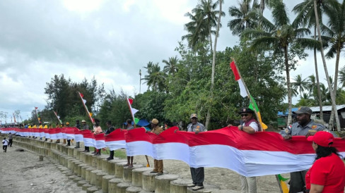 Warga Distrik Amar Mimika Bentangkan Bendera Merah Putih Sepanjang 1 Km, Tanamkan Jiwa Nasionalisme Sejak Dini