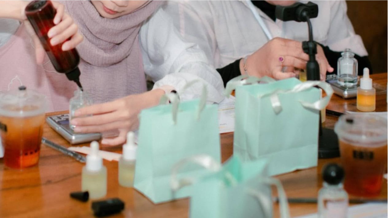 5 Alasan Self-Care Tak Lagi Sekadar Skincare, Mengapa Pengalaman Bersama Komunitas Makin Diminati? 
            - galeri foto