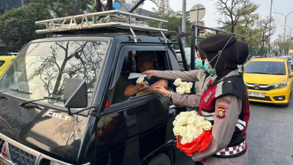 Peduli Dampak Karhutla, Polwan Polda Sumsel Bagikan 1.000 Masker dan Bunga