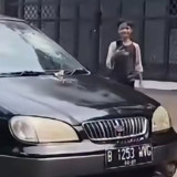 Pria Ngamuk Hancurkan Kaca Mobil Diduga Gara-Gara Tak Terima Diserempet di Jagakarsa, Pelaku Diburu