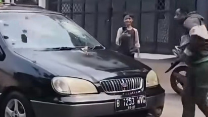 Pria Ngamuk Hancurkan Kaca Mobil Diduga Gara-Gara Tak Terima Diserempet di Jagakarsa, Pelaku Diburu