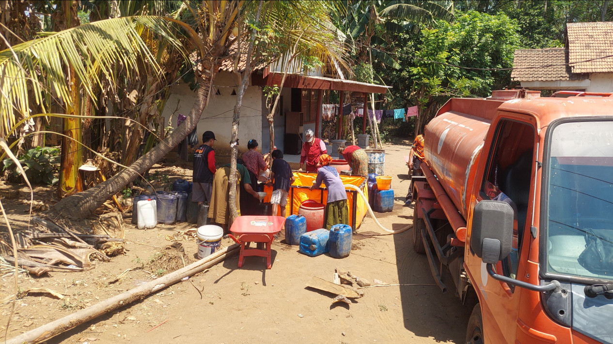 Dua Bulan Kekeringan, BPBD Kabupaten Probolinggo Pasok 10 Ribu Liter Air Bersih di Desa Tegalsono
            - galeri foto