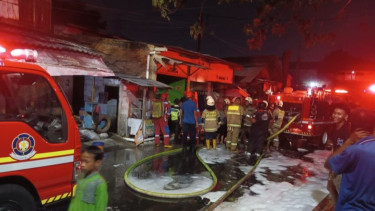 Kebakaran Melanda Kontrakan 6 Pintu di Koja, Tiga Penghuni Alami Luka Bakar