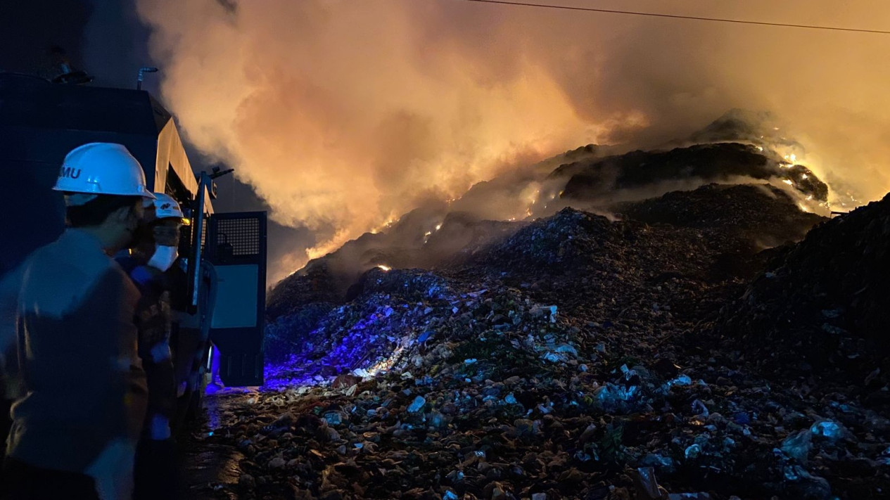 Gunungan Sampah TPA Putri Cempo Terbakar, Polresta Surakarta Kerahkan 2 Water Cannon
            - galeri foto
