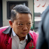 Lensa Berbicara: Potret Kedatangan Febrie Adriansyah Berseragam Tahanan di Kejagung