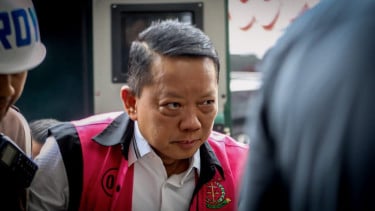 Lensa Berbicara: Potret Kedatangan Febrie Adriansyah Berseragam Tahanan di Kejagung