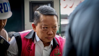 Lensa Berbicara: Potret Kedatangan Febrie Adriansyah Berseragam Tahanan di Kejagung