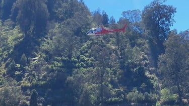 Percepat Penanganan Karhutla Gunung Semeru, BPBD Jatim Mulai Operasikan Helikopter Water Bombing