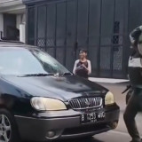 Viral! Pria Teriak “Maling” Kejar Mobil hingga Lempar Batu di Jagakarsa, Begini Akhirnya