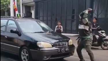 Viral! Pria Teriak “Maling” Kejar Mobil hingga Lempar Batu di Jagakarsa, Begini Akhirnya
