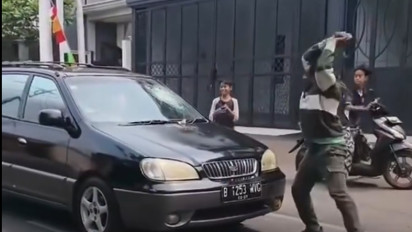 Viral! Pria Teriak “Maling” Kejar Mobil hingga Lempar Batu di Jagakarsa, Begini Akhirnya