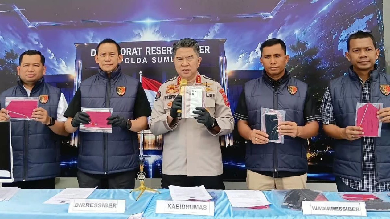Patroli Siber Polda Sumut Bongkar Live TikTok Bermuatan Pornografi, Perempuan Diamankan
            - galeri foto