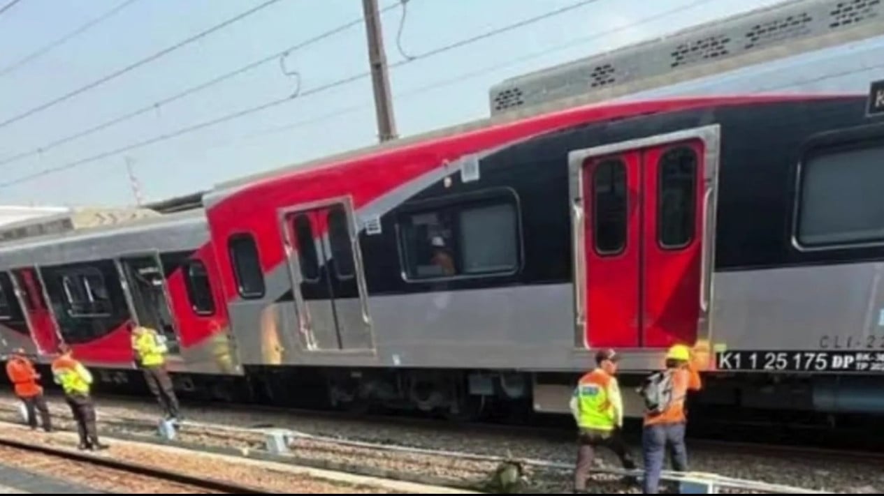 KRL Bogor-Jakarta Anjlok di Stasiun Jakarta Kota, Penumpang Dievakuasi
            - galeri foto