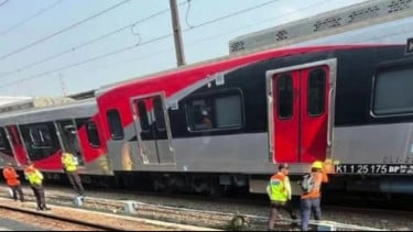 KRL Bogor-Jakarta Anjlok di Stasiun Jakarta Kota, Penumpang Dievakuasi